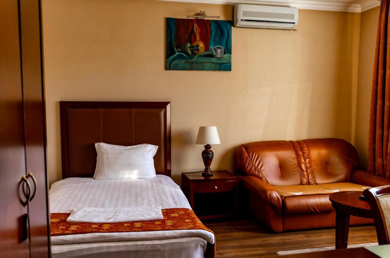 Boutique Hotel Igmas, Prishtina Prishtine Bagian luar foto