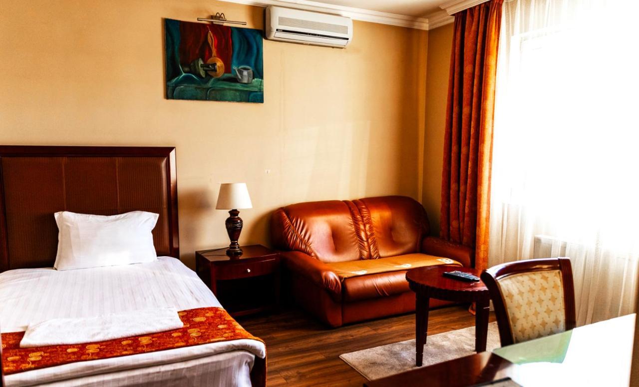 Boutique Hotel Igmas, Prishtina Prishtine Bagian luar foto