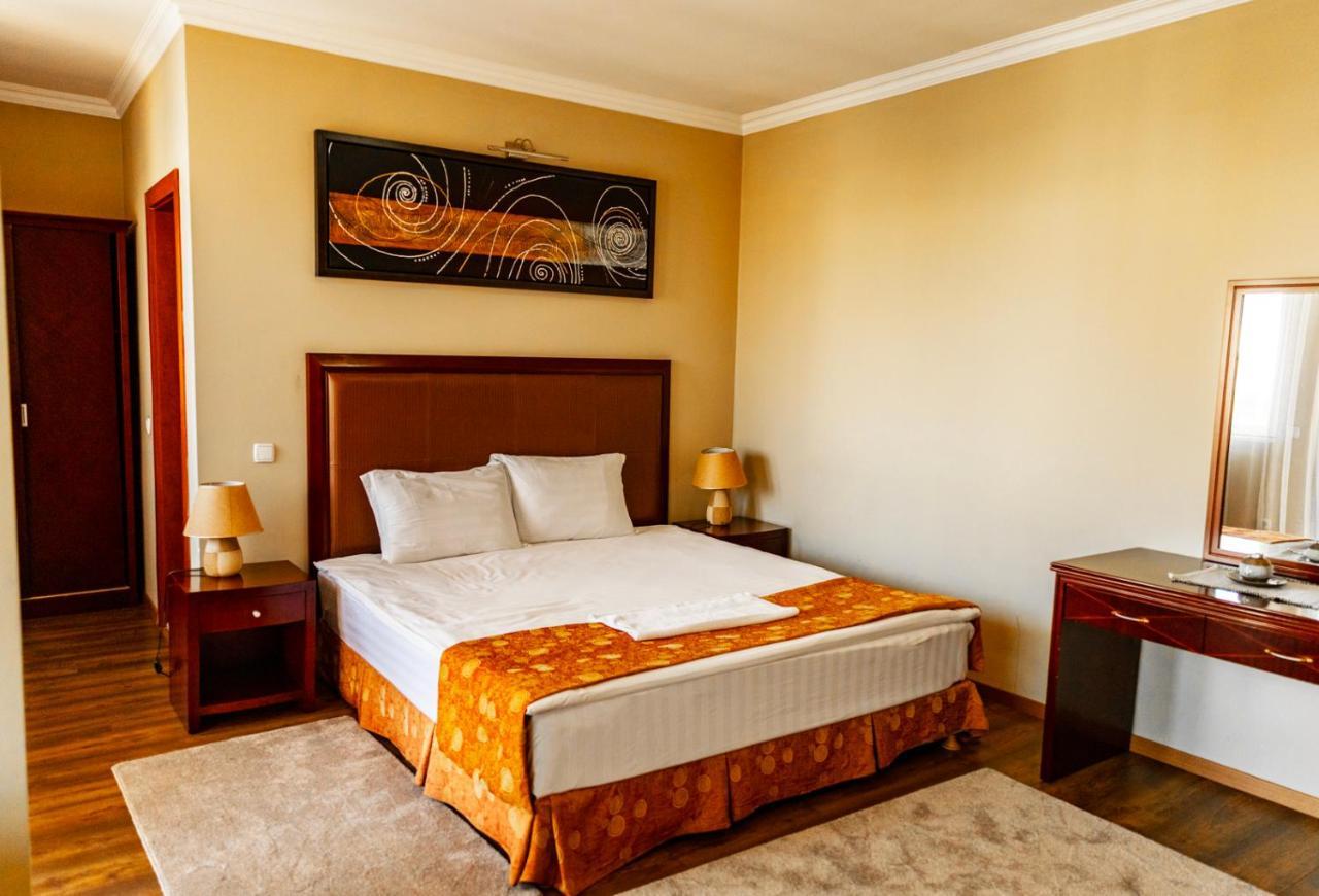 Boutique Hotel Igmas, Prishtina Prishtine Bagian luar foto