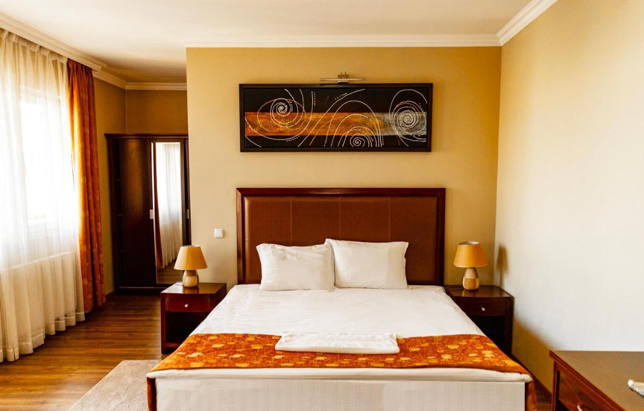 Boutique Hotel Igmas, Prishtina Prishtine Bagian luar foto