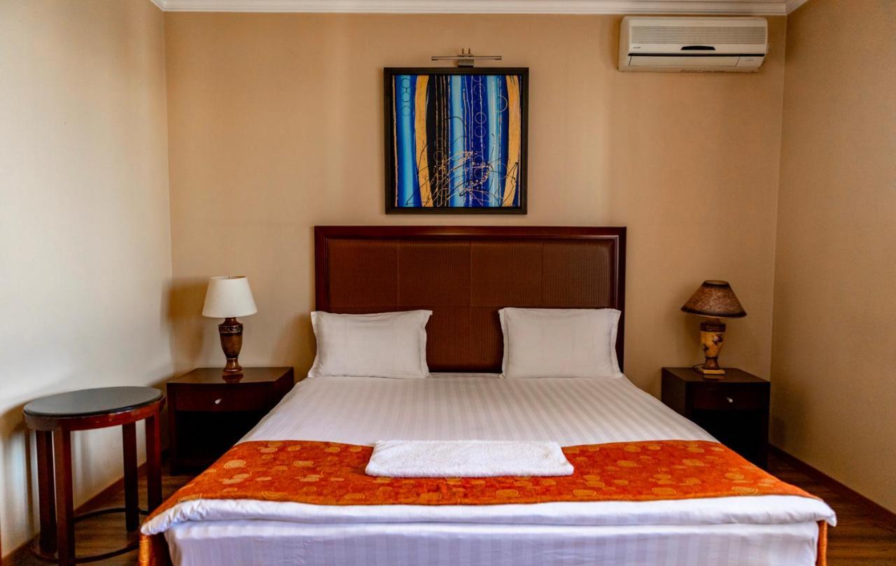 Boutique Hotel Igmas, Prishtina Prishtine Bagian luar foto