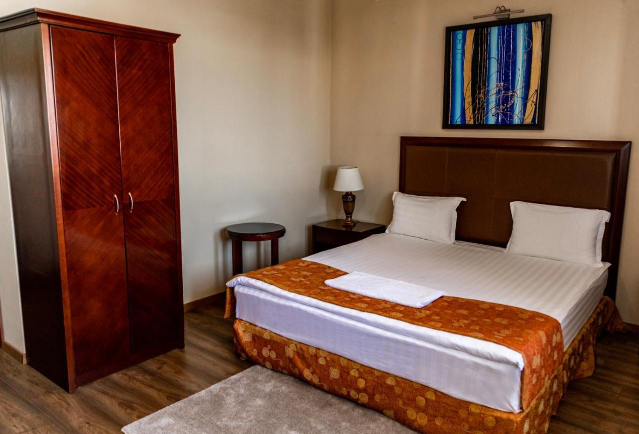 Boutique Hotel Igmas, Prishtina Prishtine Bagian luar foto