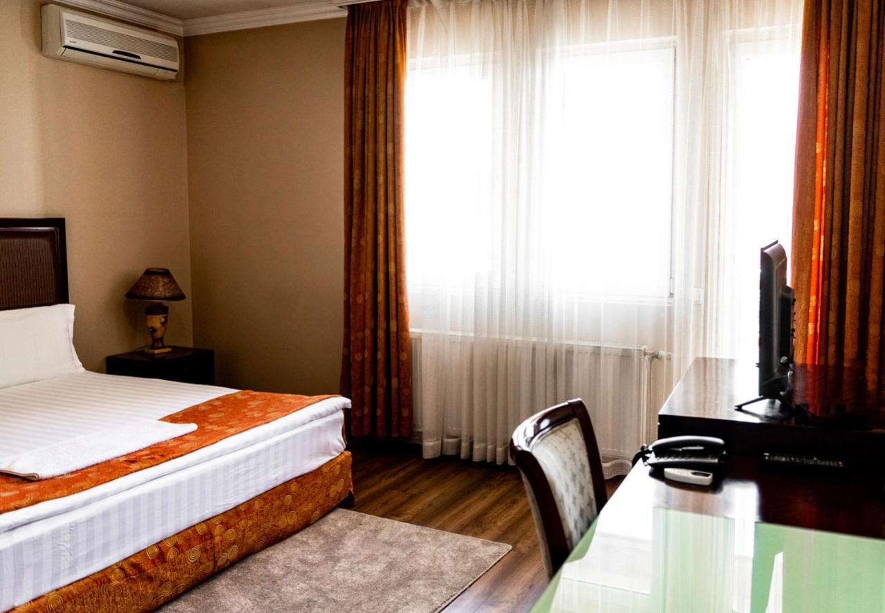 Boutique Hotel Igmas, Prishtina Prishtine Bagian luar foto
