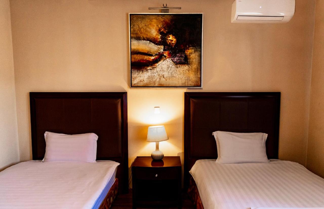 Boutique Hotel Igmas, Prishtina Prishtine Bagian luar foto