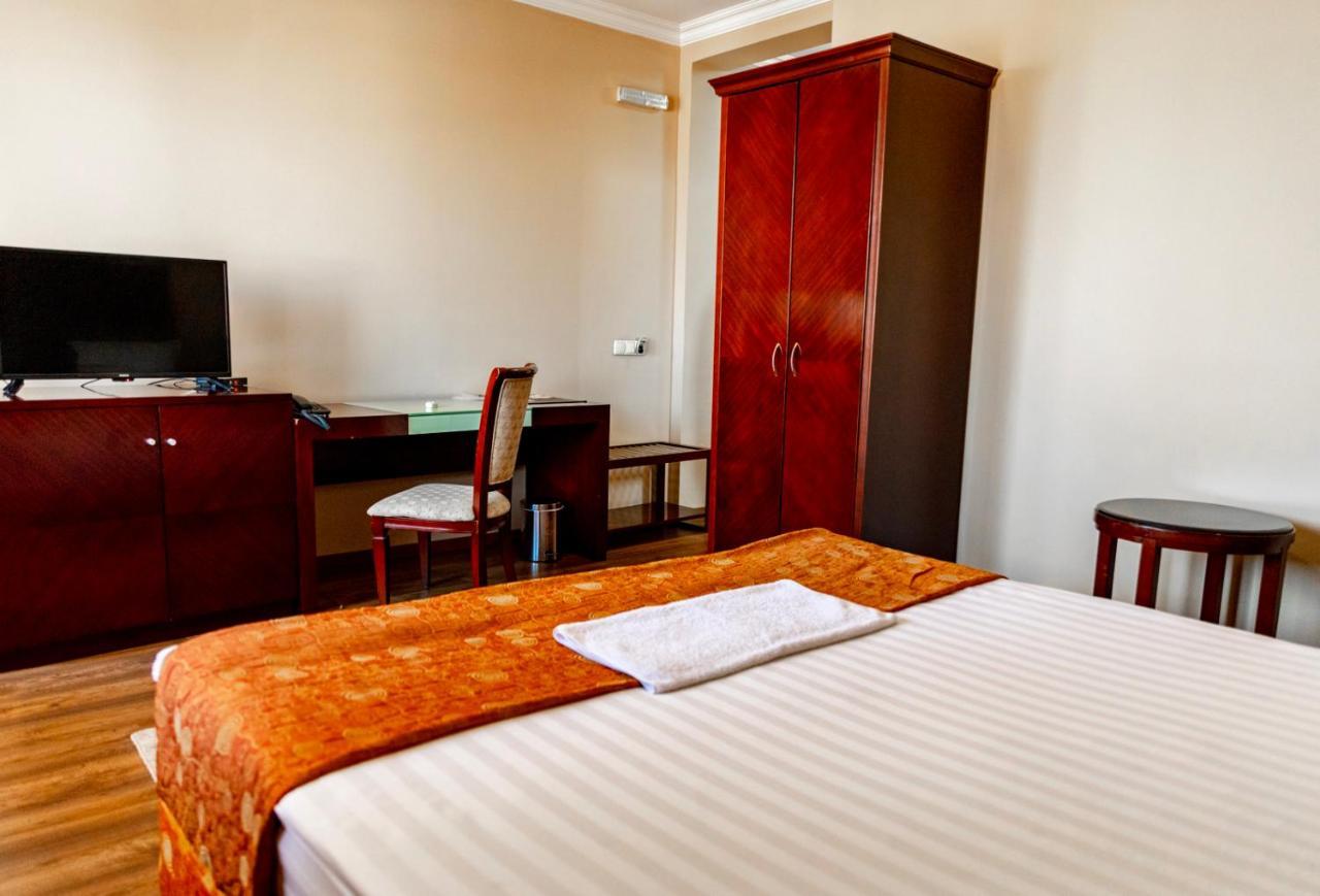 Boutique Hotel Igmas, Prishtina Prishtine Bagian luar foto