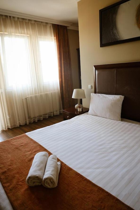 Boutique Hotel Igmas, Prishtina Prishtine Bagian luar foto